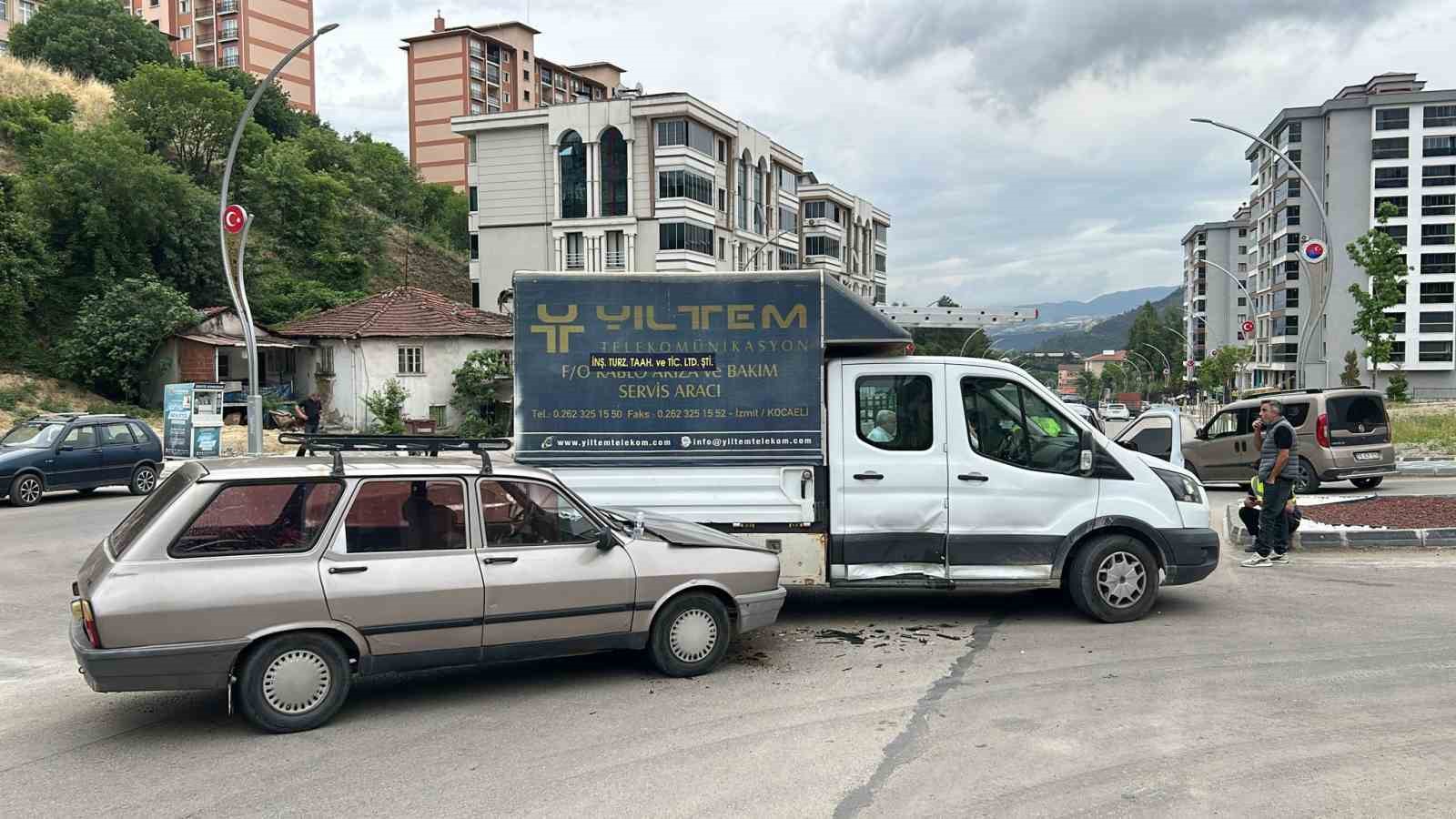 Karabük’te otomobil kamyonetle çarpıştı: 1 yaralı