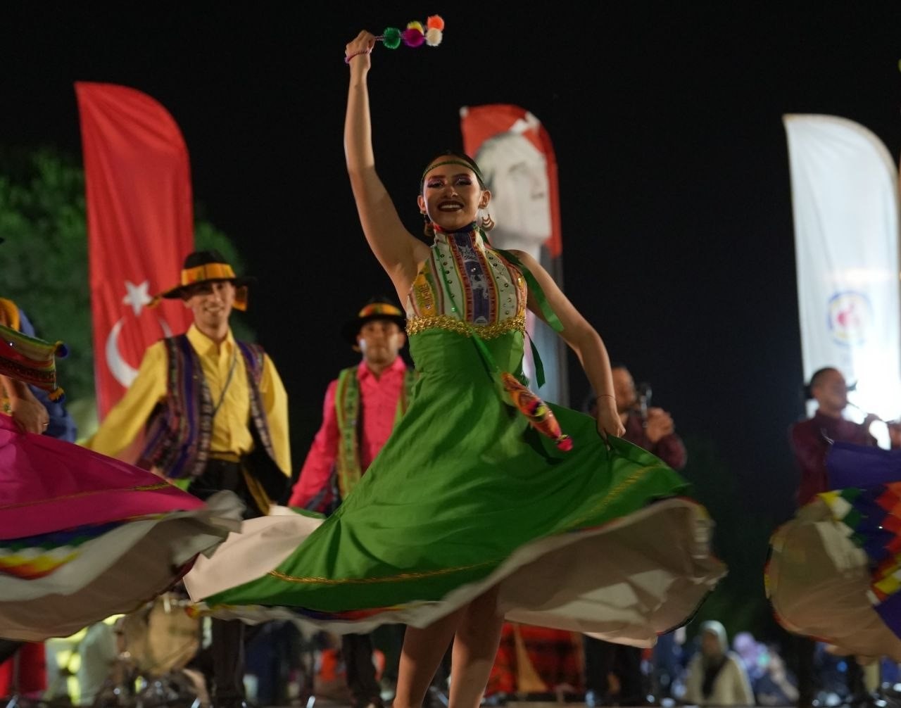 20. Uluslararası Halk Dansları Festivali'nde coşku sürüyor