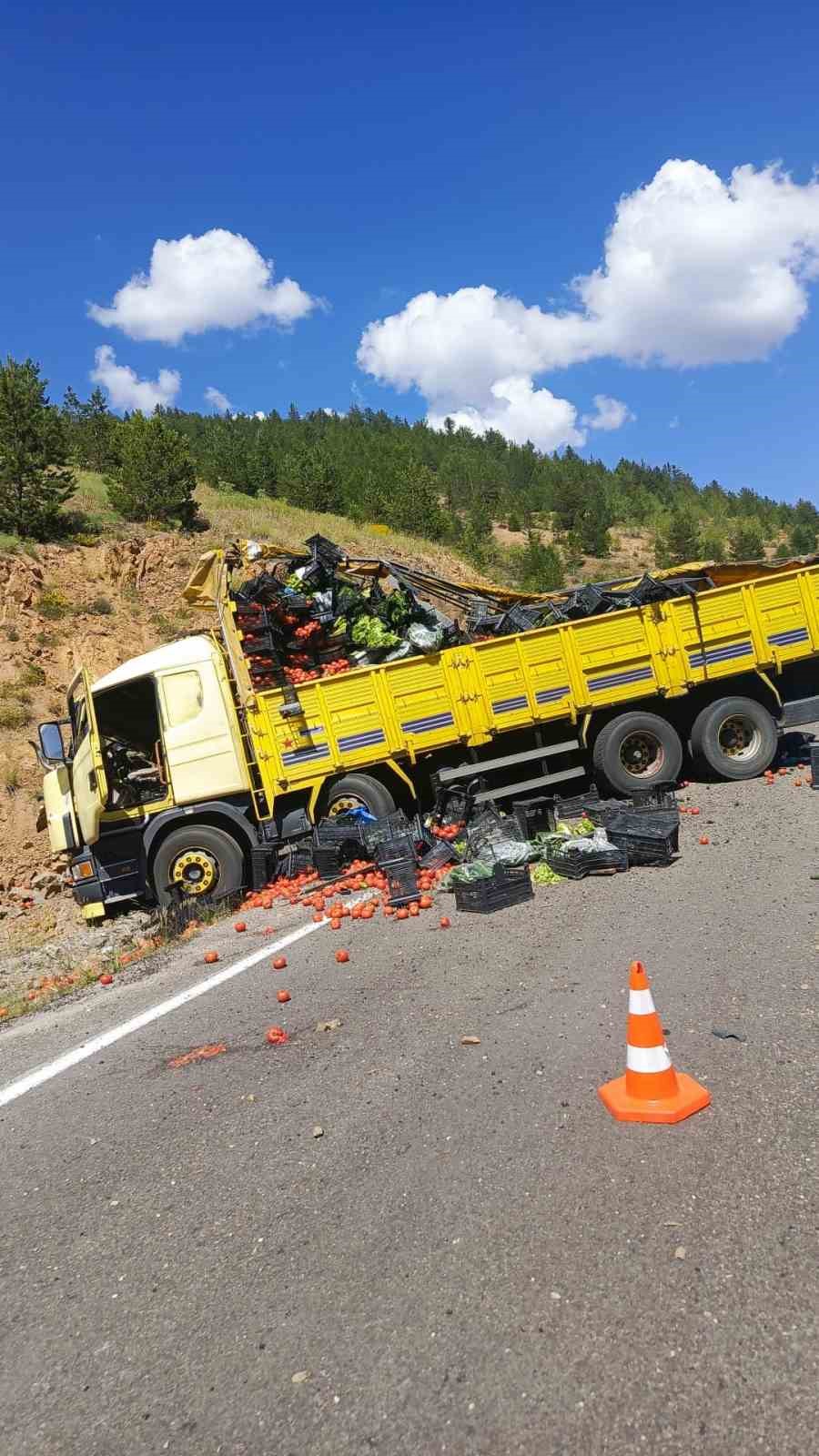Gümüşhane'de sebze yüklü kamyon otomobile arkadan çarptı: 4 yaralı