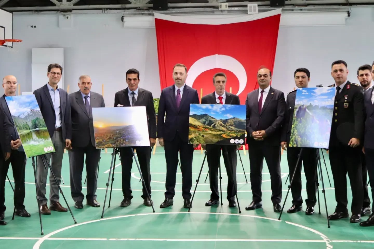 ERZİNCAN'IN ÜZÜMLÜ İLÇESİNDE, 29 EKİM CUMHURİYET BAYRAMI'NIN 103. YIL DÖNÜMÜ ETKİNLİKLERİ KAPSAMINDA "ÜZÜMLÜ'DEN MANZARALAR" FOTOĞRAF SERGİSİ AÇILDI