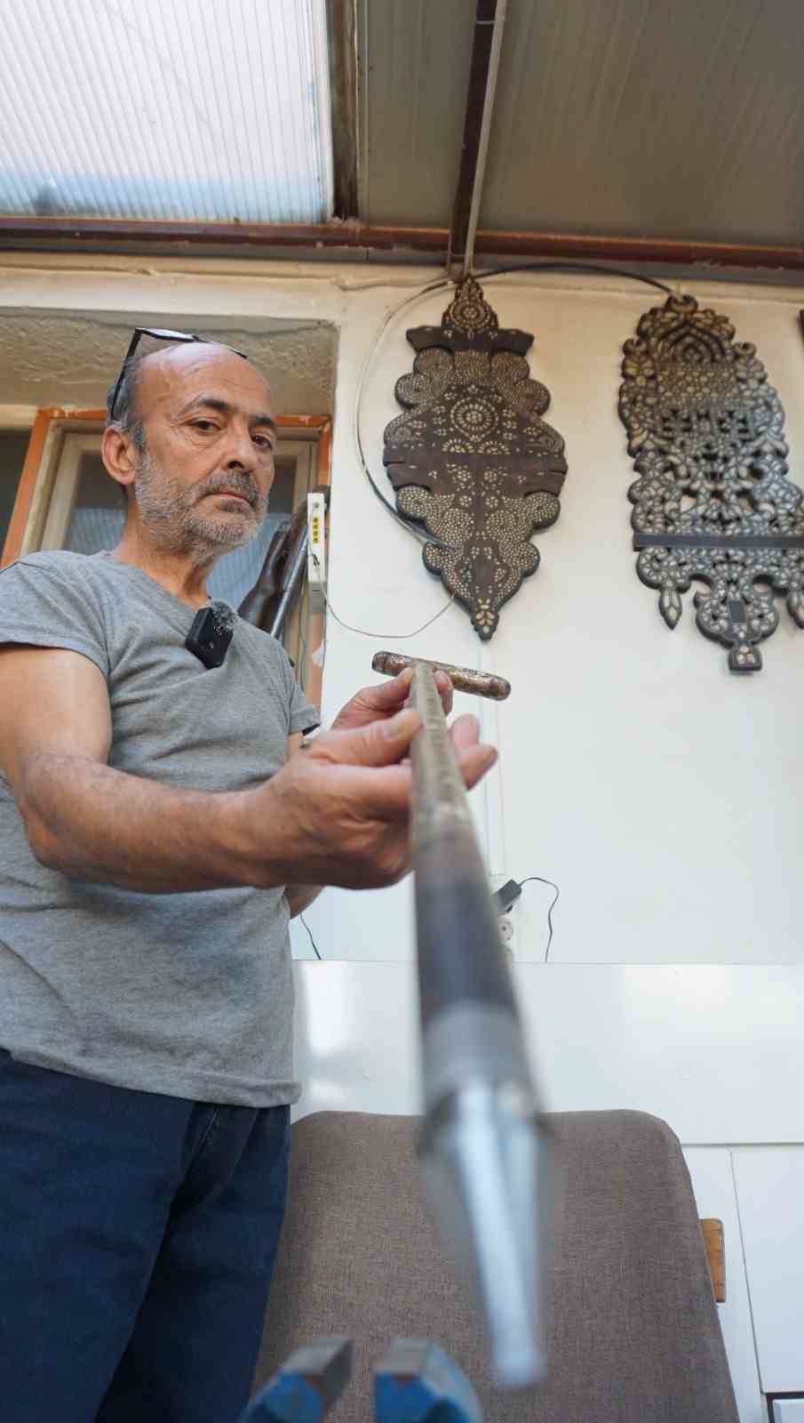 Kaybolan mirasın son muhafızlarından: Kelkari ve sedef kakma ustası zamana direniyor