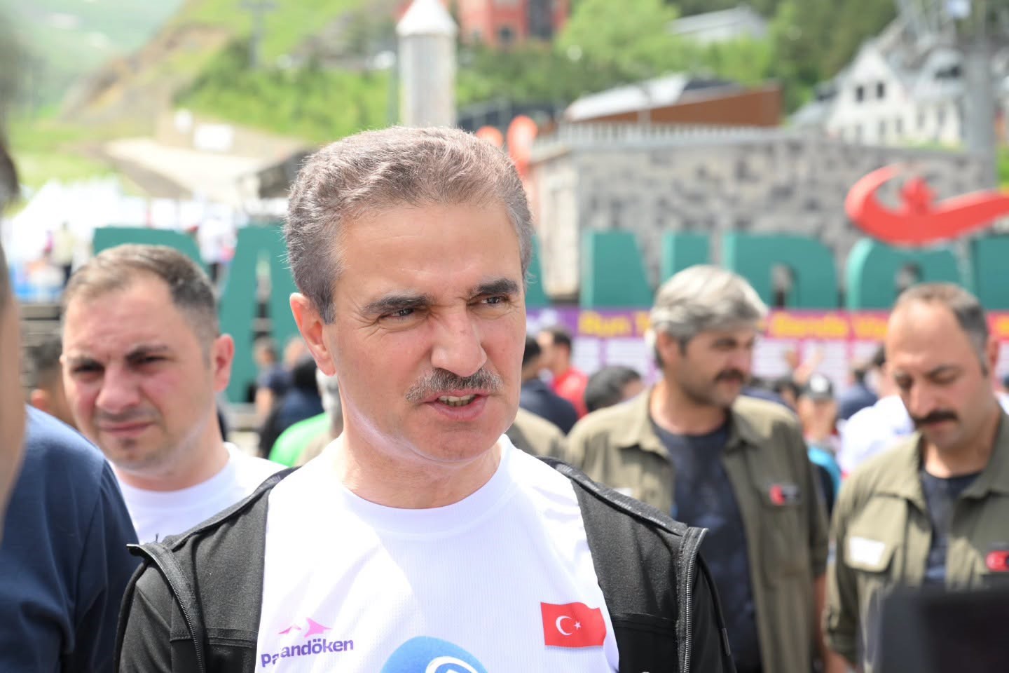 Vali Baruş, Palandöken'de 'Run to stars' yürüyüşüne katıldı