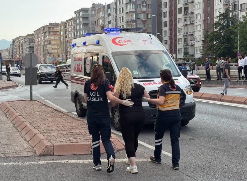 Otomobilin çarptığı refüjden kopan taşlar tramvaydan içeri girdi: 4 yolcu yaralı
