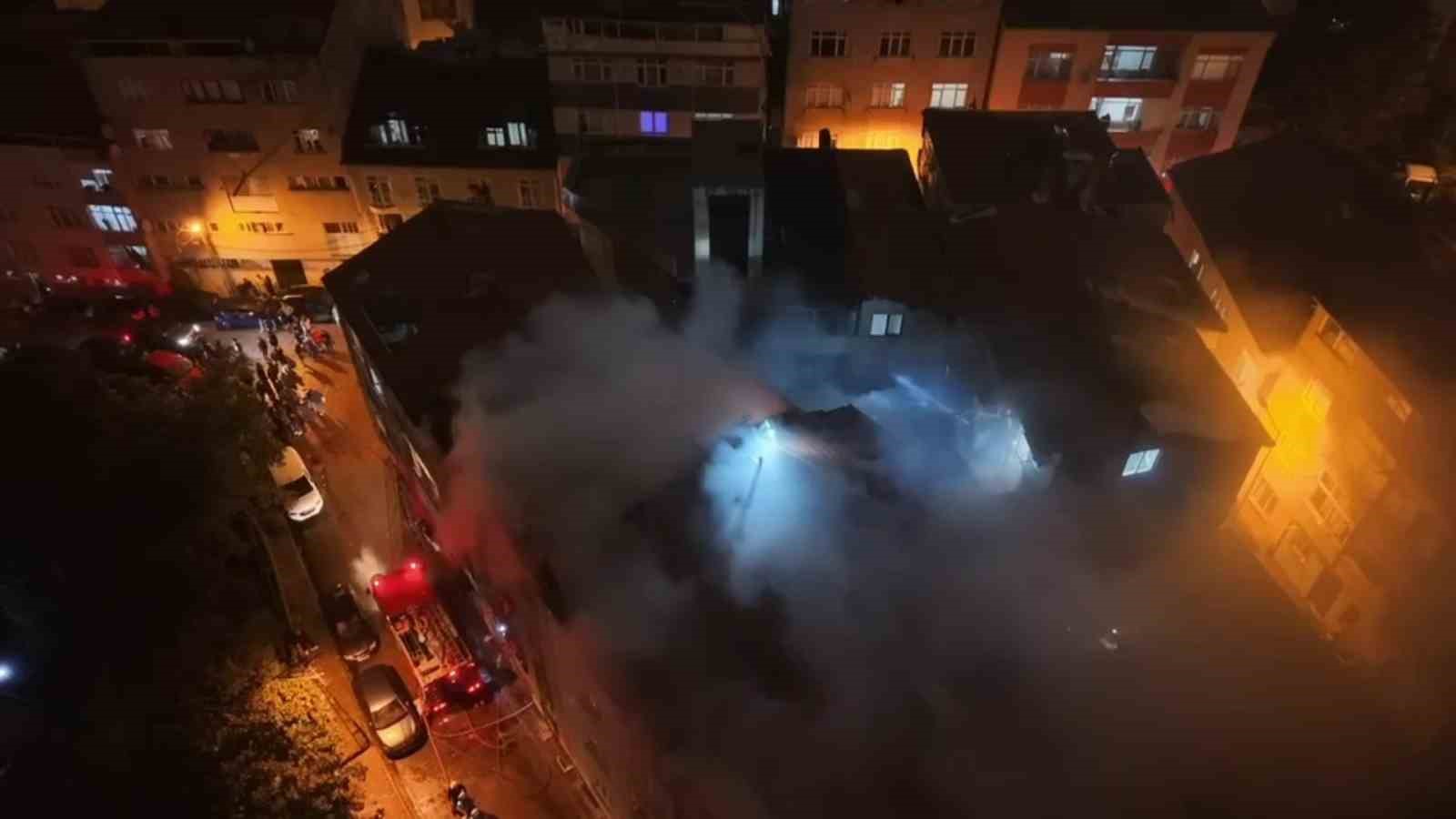 KAĞITHANE’DE 5 KATLI BİNANIN ÇATISI ALEV ALEV YANDI