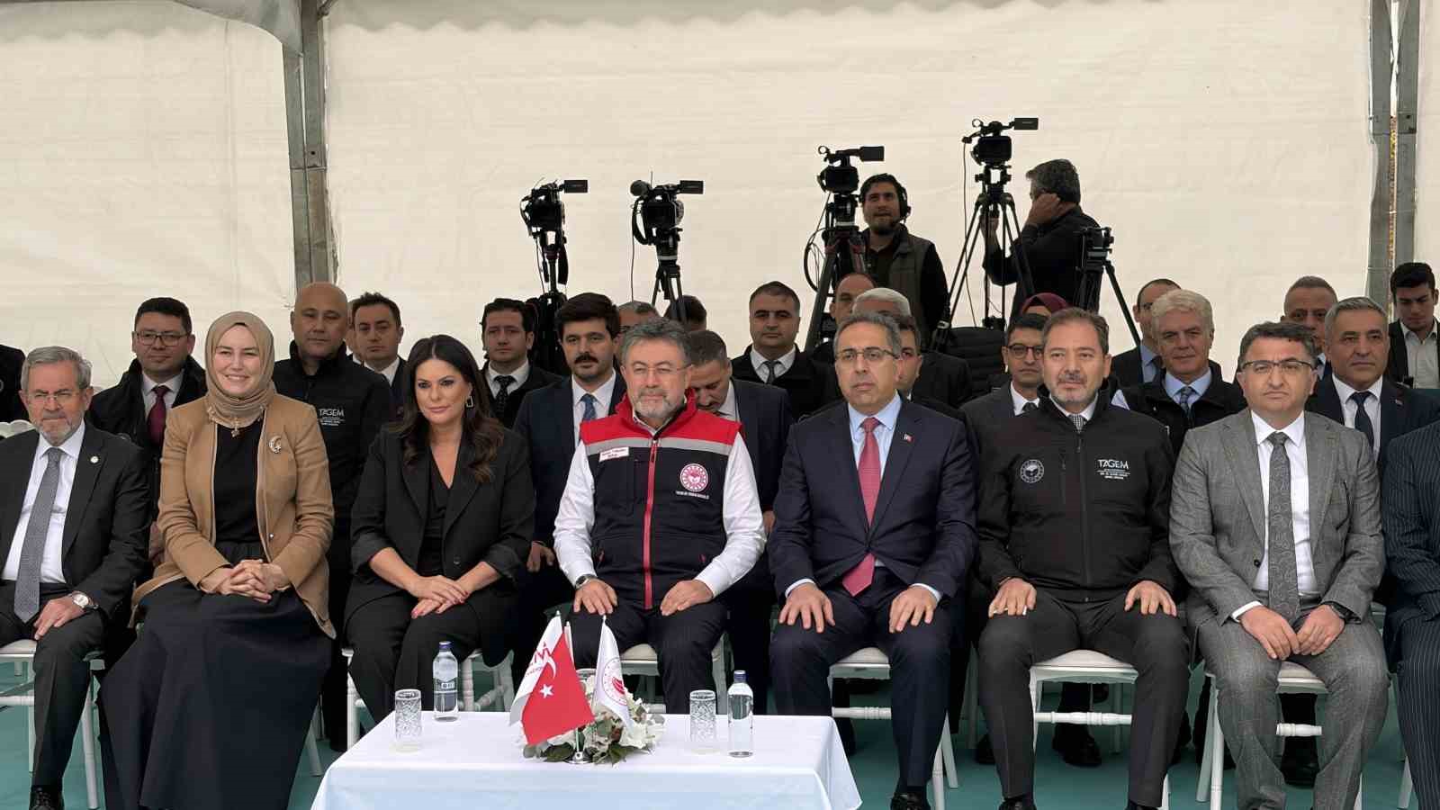 TARIM VE ORMAN BAKANI İBRAHİM YUMAKLI, "2026 YILINDA HAYVANSAL ÜRETİME VERMİŞ OLDUĞUMUZ DESTEĞİ BİR ÖNCEKİ YILA GÖRE YÜZDE 39,5 ARTIRARAK 38 BUÇUK MİLYAR LİRAYA ÇIKARDIK. İNŞALLAH MECLİSİMİZDEN DE BU BÜTÇE DÖNEMİ İÇERİSİNDE ONAY ALDIĞI TAKDİRDE, 2027 YILI İÇİN BU DESTEK BÜTÇESİNİ YÜZDE 41,5 ARTIRARAK 54 BUÇUK MİLYAR LİRAYA YÜKSELTMİŞ OLACAĞIZ" DEDİ.