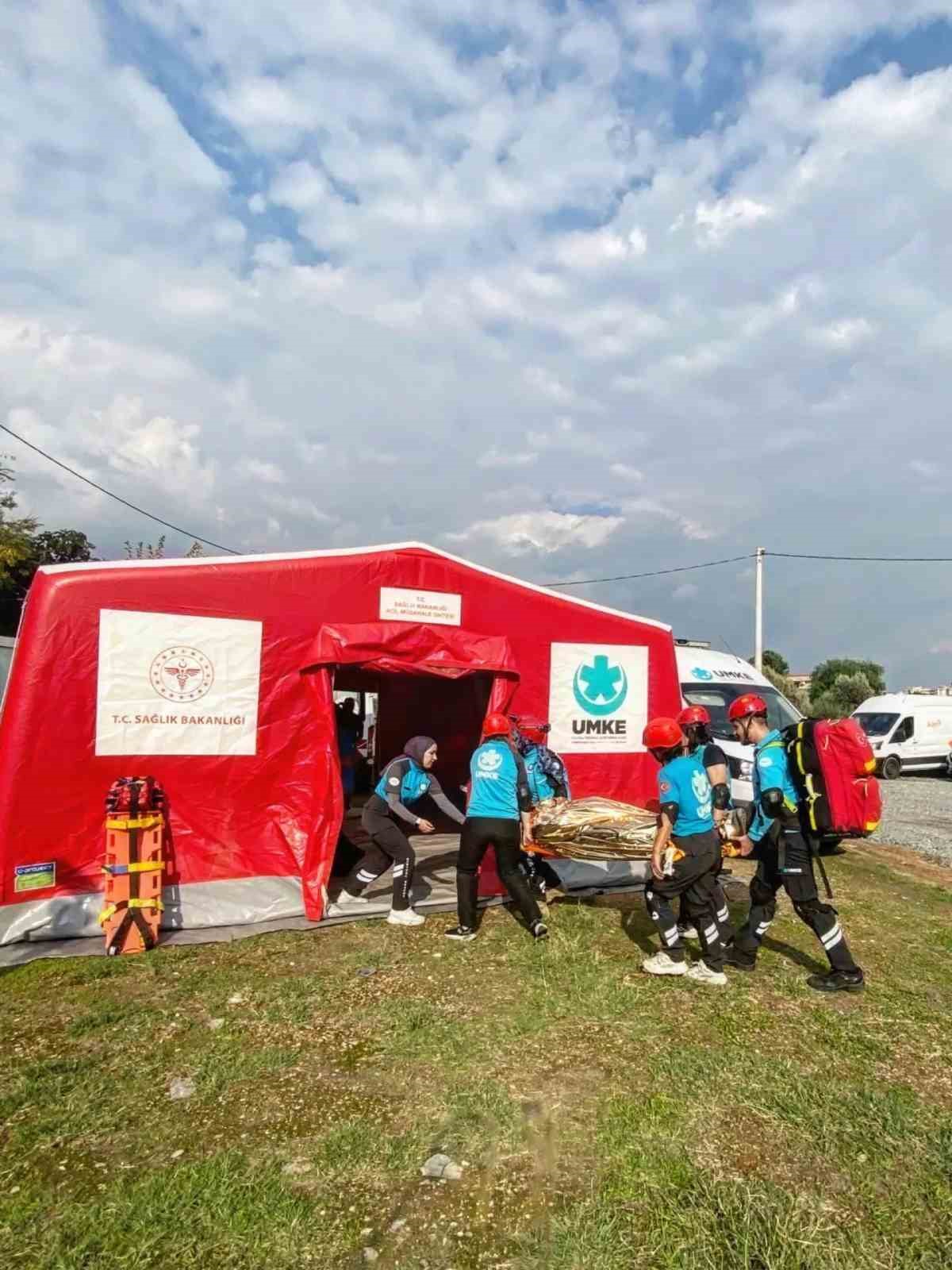 İZMİR BÖLGE DÜZEYİ TATBİKATI KAPSAMINDA AYDIN’DA GERÇEKLEŞTİRİLEN SAHA VE MASA BAŞI UYGULAMALARINDA, AFET GRUPLARI MUHTEMEL BİR AFETE KARŞI KOORDİNASYON, ARAMA KURTARMA VE SAĞLIK MÜDAHALESİ ÇALIŞMALARINI UYGULAMALI OLARAK GERÇEKLEŞTİRDİ.
