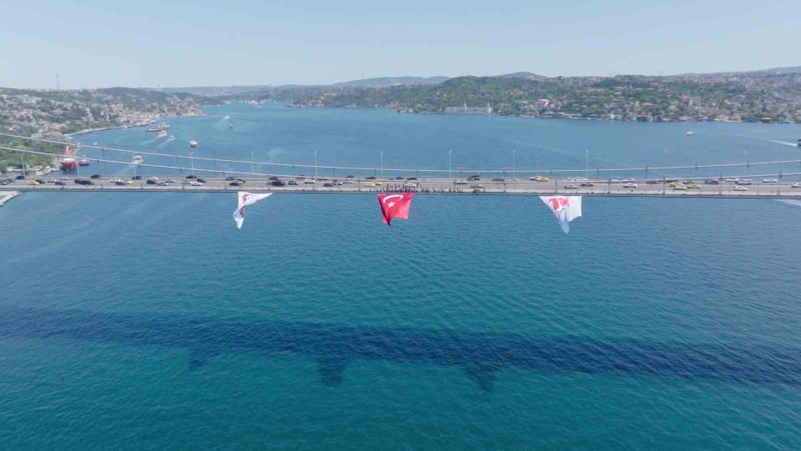 15 Temmuz Şehitler Köprüsü'ne asılan dev Türk bayrağı havadan görüntülendi