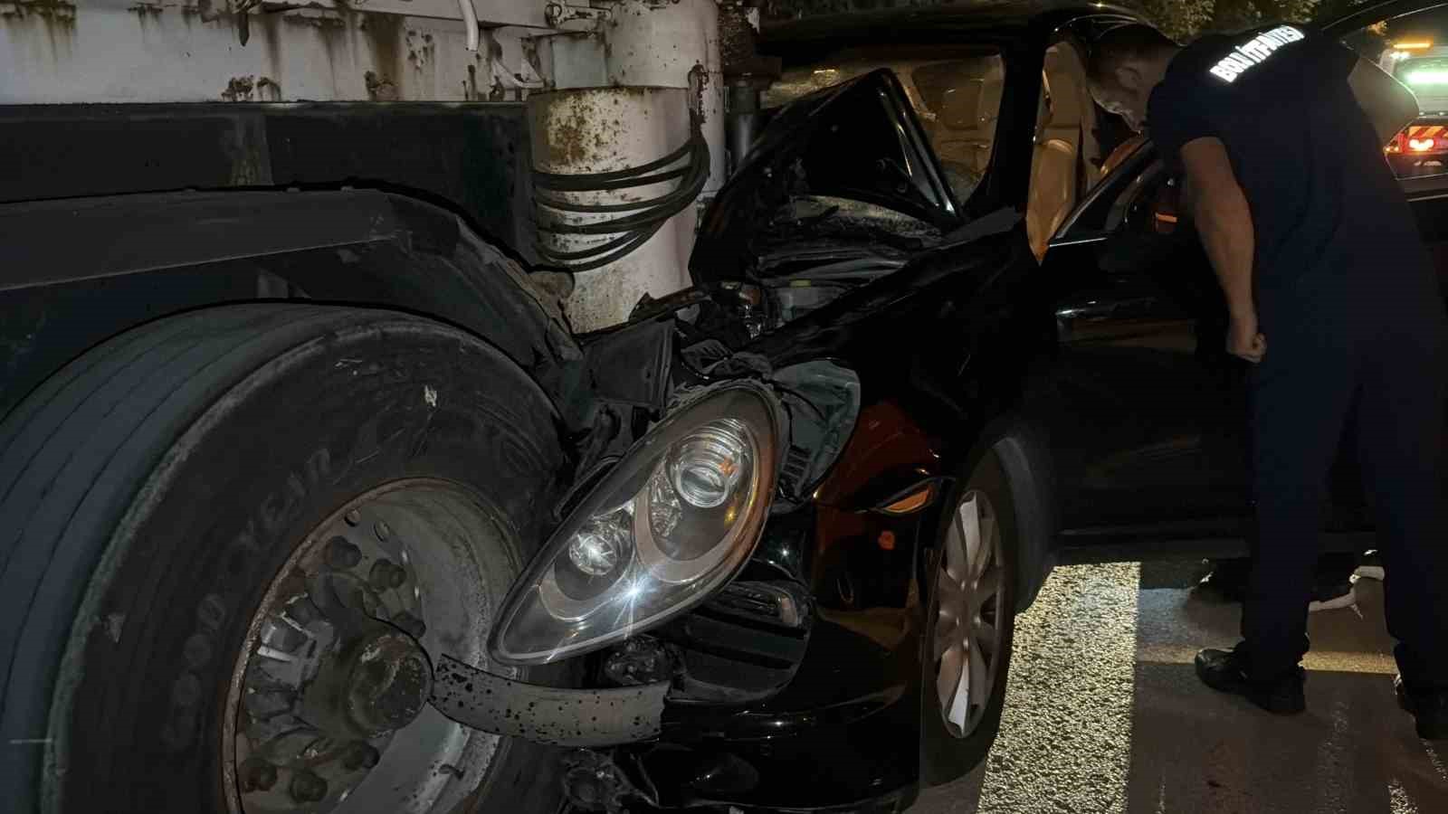Bolu'da lüks SUV park halindeki tıra çarptı: 1 yaralı