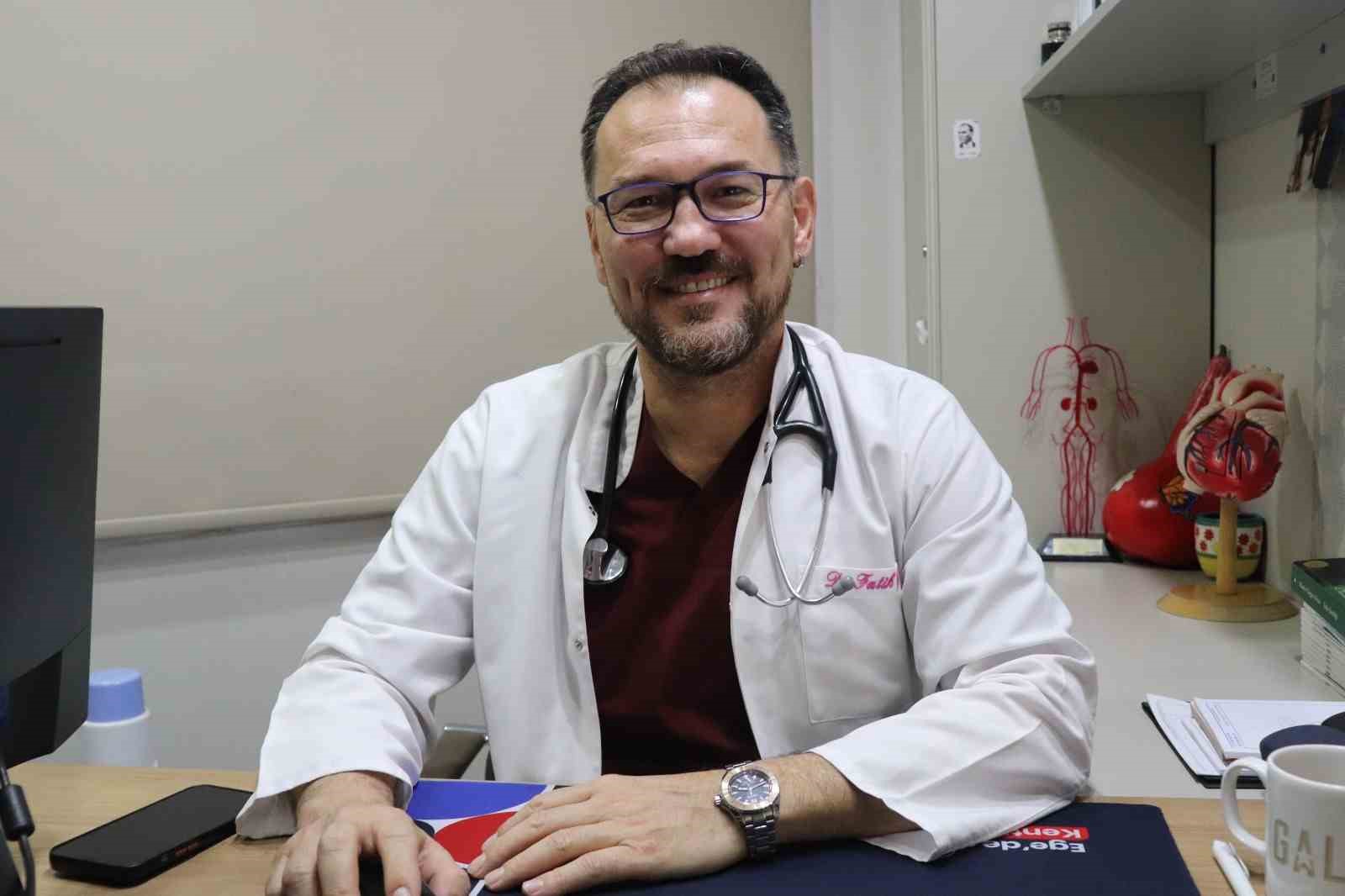 AYDIN’IN NAZİLLİ İLÇESİNDE YAŞAYAN 75 YAŞINDAKİ MEHMET G.’NİN CİDDİ AORT KAPAK DARLIĞI, DENİZLİ ÖZEL EGEKENT HASTANESİ’NDE UYGULANAN TAVI YÖNTEMİYLE TEDAVİ EDİLDİ. BAŞKA BİR SAĞLIK MERKEZİNDE AÇIK KALP AMELİYATI ÖNERİLEN HASTA, DENİZLİ ÖZEL EGEKENT HASTANESİ KARDİYOLOJİ UZMANI DR. FATİH ÇAM TARAFINDAN YAPILAN TETKİKLERİN ARDINDAN,  KASIK DAMARLARINDAN GİRİLEREK GERÇEKLEŞTİRİLEN KAPALI İŞLEMLE YENİ AORT KAPAĞINA KAVUŞTU. GÖĞÜS KAFESİ AÇILMADAN VE GENEL ANESTEZİ GEREKTİRMEDEN YAPILAN İŞLEMİN ARDINDAN HASTANIN SAĞLIK DURUMUNUN İYİ OLDUĞU BİLDİRİLDİ.