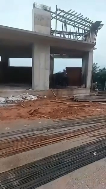 BURSA’NIN KESTEL İLÇESİNDEKİ SANAYİ BÖLGESİNDE BİR İŞÇİ, TEMELİN 2’NCİ KATINDAN DÜŞEREK YARALANDI.