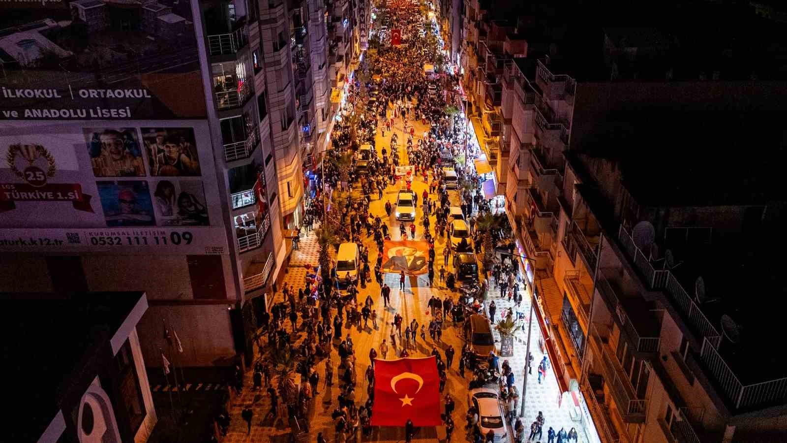 MANİSA’NIN TURGUTLU İLÇESİNDE CUMHURİYET’İN 103’ÜNCÜ YILI, BİNLERCE KİŞİNİN KATILDIĞI KORTEJ YÜRÜYÜŞÜ VE IŞIN KARACA KONSERİYLE KUTLANDI. TÜRK BAYRAKLARIYLA SOKAKLARI KIRMIZI BEYAZA BOYAYAN VATANDAŞLAR, CUMHURİYET COŞKUSUNU MEYDANLARA TAŞIRKEN SEVİLEN SANATÇI IŞIN KARACA’NIN ŞARKILARINA HEP BİR AĞIZDAN EŞLİK ETTİ.