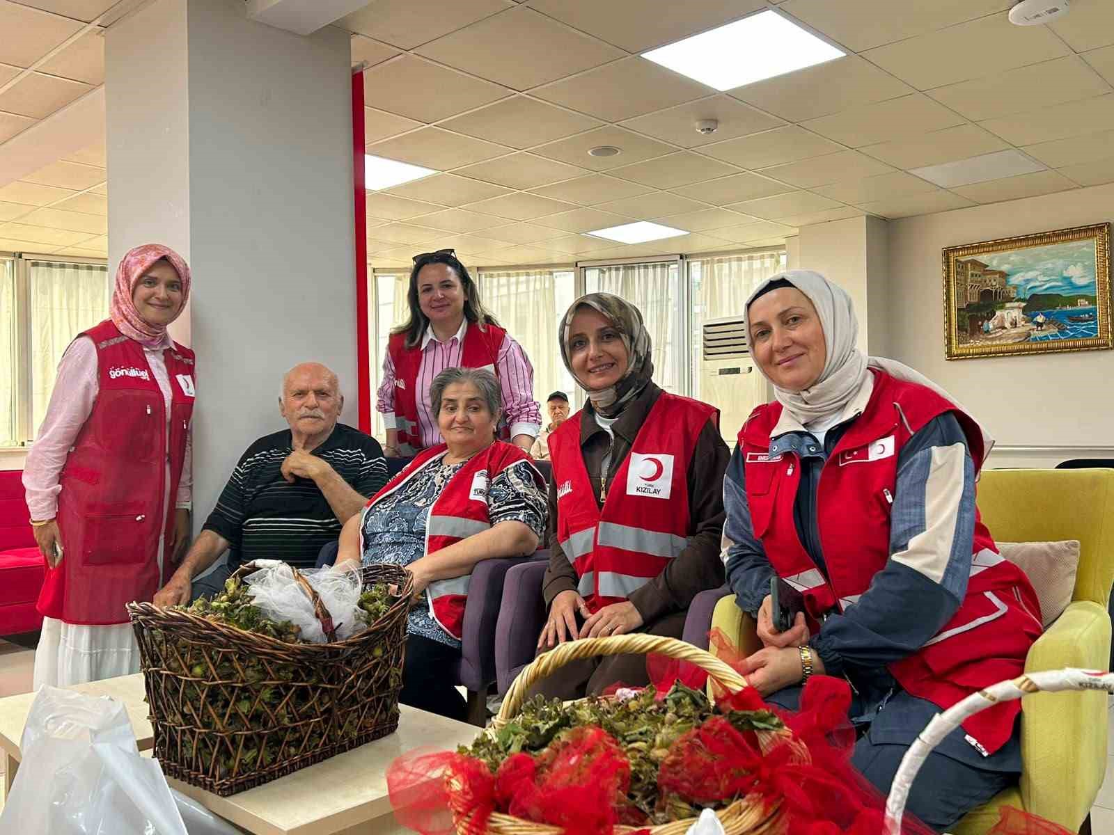 Kızılay'dan huzurevi sakinlerine fındık ikramı