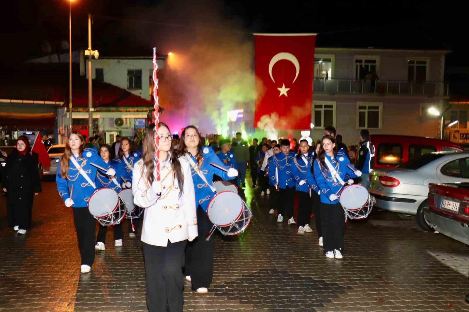 HİSARCIK’TA CUMHURİYET COŞKUSU FENER ALAYI VE KONSERLE TAÇLANDI