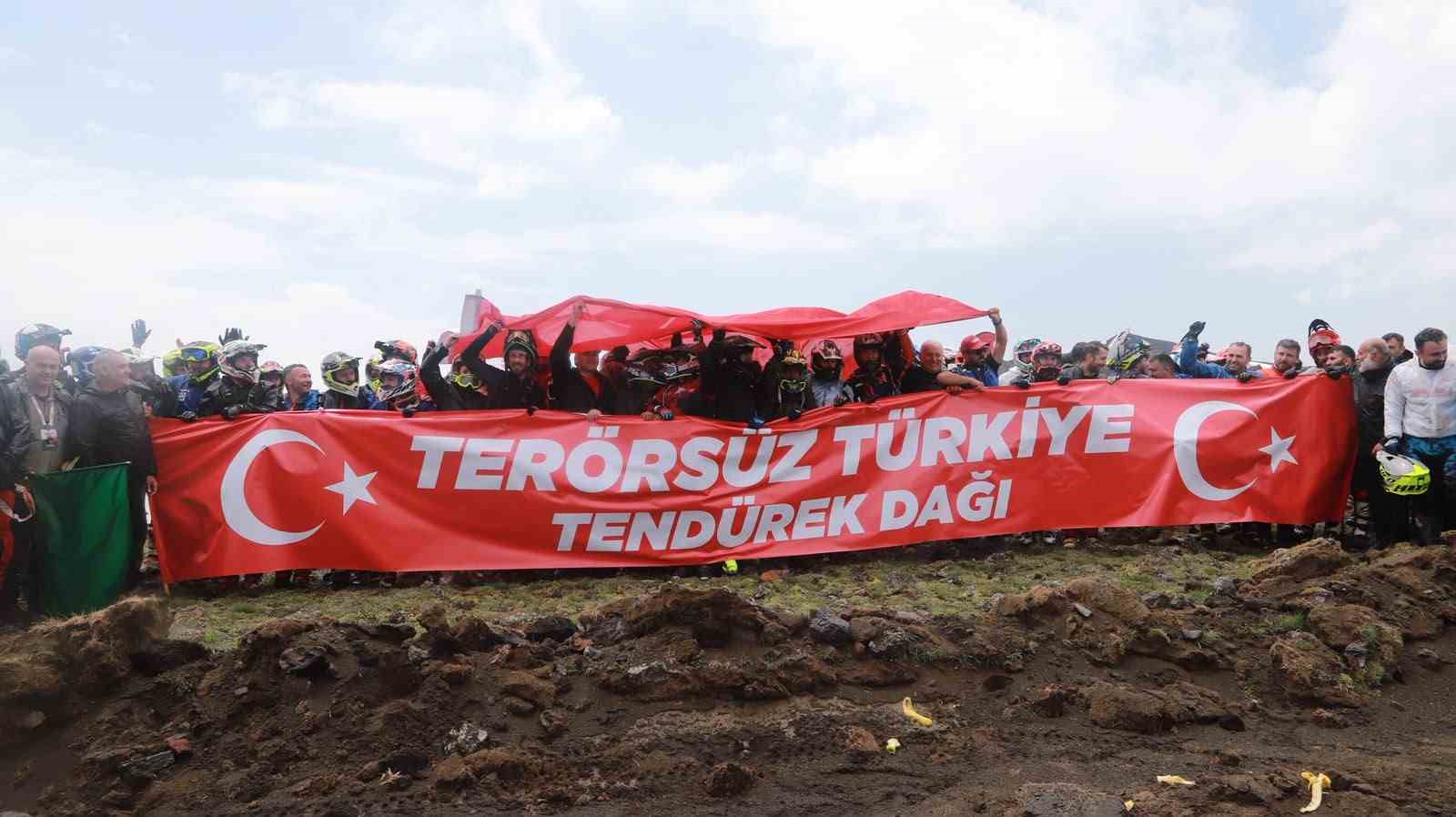 Enduro şampiyonasının finali Tendürek'te 'Terörsüz Türkiye' pankartıyla başladı