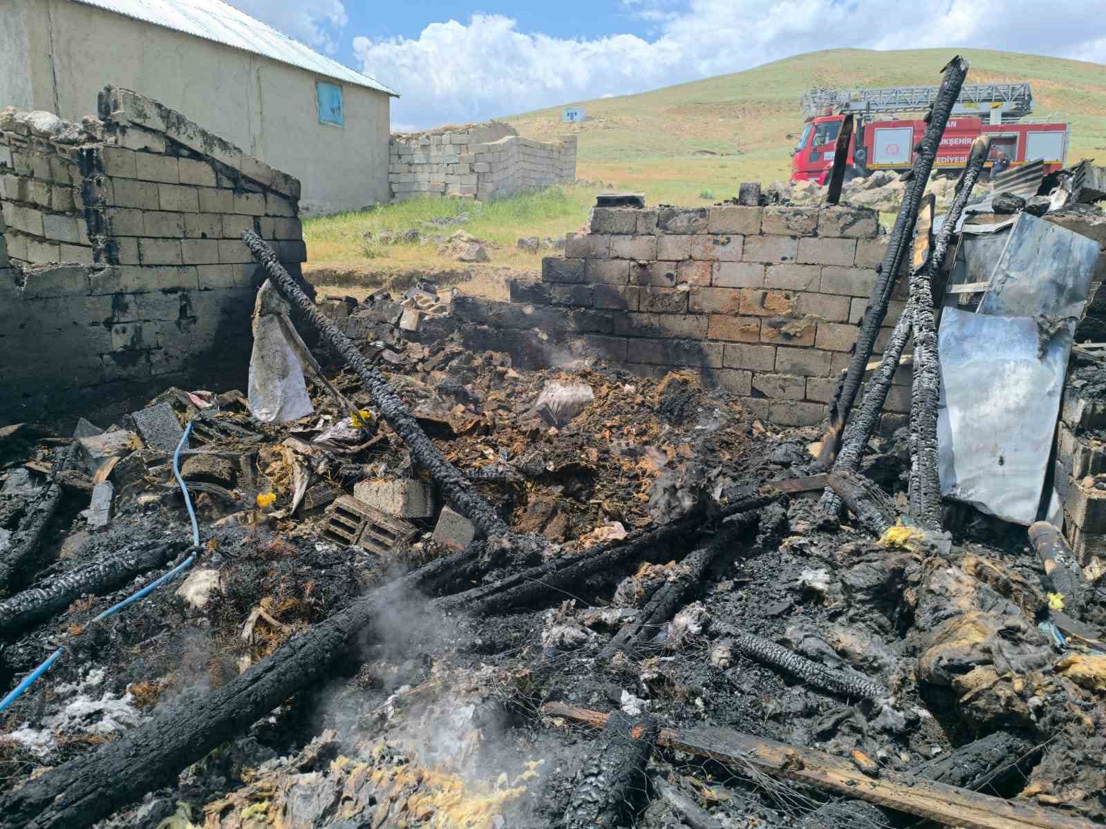 Çaldıran'da tandır evi ile kiler yangını