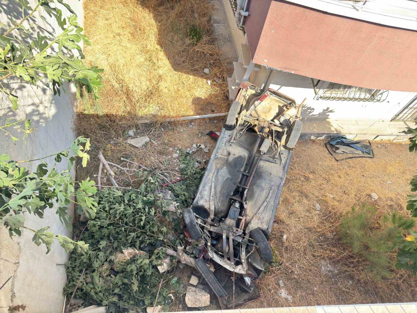 Bilecik’te otomobil apartman bahçesine uçtu! 3 kişi yaralandı