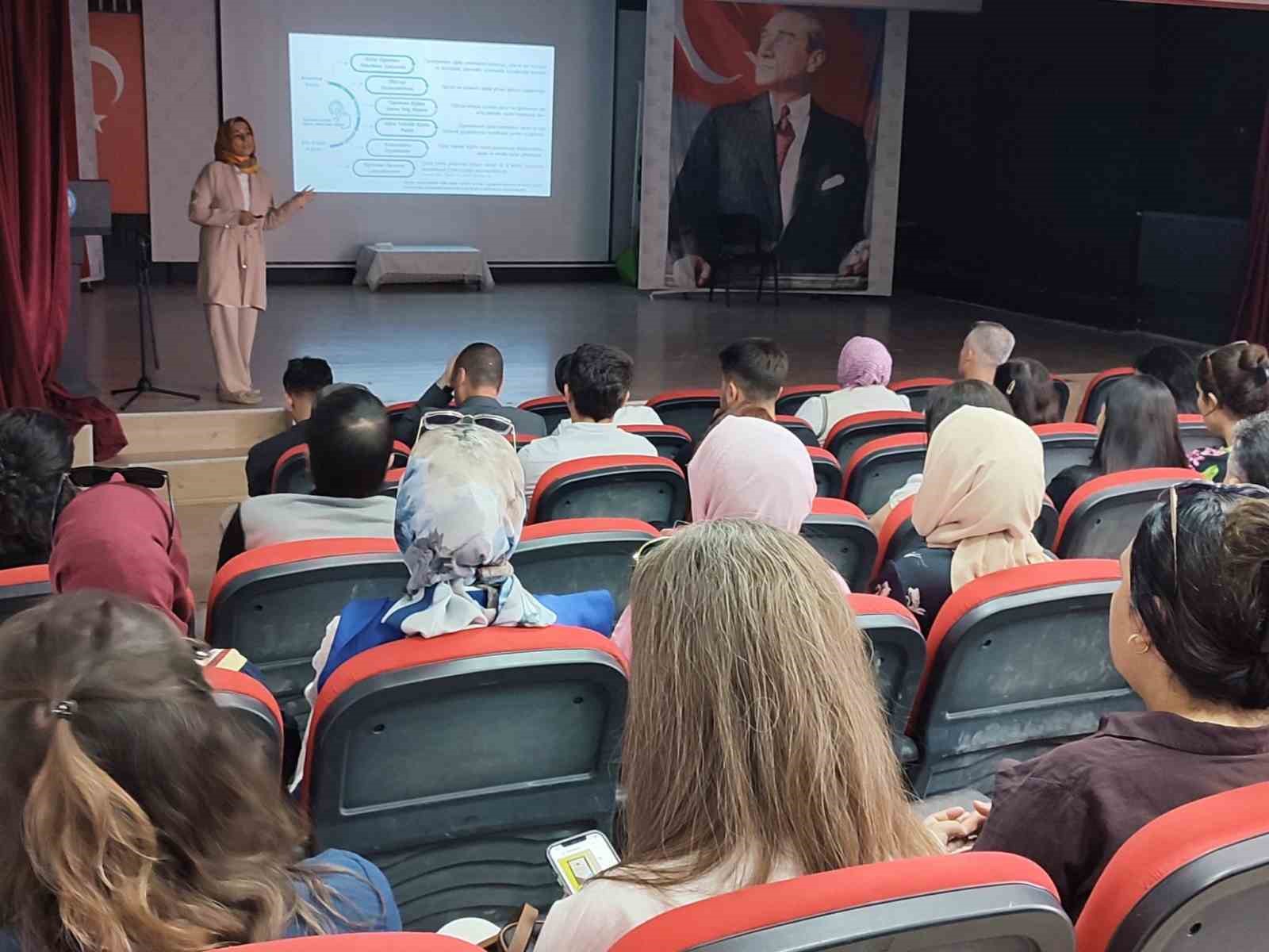 Altıntaş’ta öğretmen eğitimi dijital ekosistemi projesi tanıtım faaliyeti gerçekleştirildi