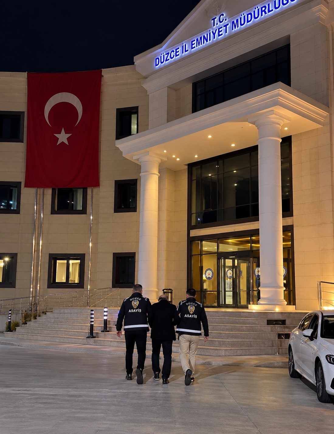 DÜZCE’DE 14 YILDIR FİRARİ OLARAK ARANAN VE HAKKINDA 16 YIL 6 AY KESİNLEŞMİŞ HAPİS CEZASI BULUNAN ŞAHIS, POLİS EKİPLERİNİN  TİTİZ ÇALIŞMASI SONUCU YAKALANDI. SAHTE İSİM KULLANAN FİRARİNİN GERÇEK KİMLİĞİ, PARMAK İZİ SORGULAMASIYLA ORTAYA ÇIKARILDI.