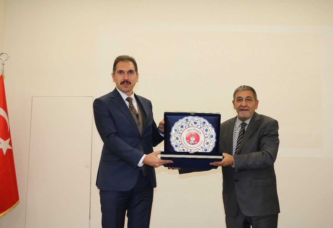 ERZURUM KALKINMA VAKFI (ERVAK)  İLE ADALET BAKANLIĞI HÜSEYİN TURGUT EĞİTİM MERKEZİ PAYDAŞLIĞINDA DÜZENLENEN “SALTANATTAN CUMHURİYETE OLAYLAR VE İNSANLAR” KONULU KONFERANS,  HÜSEYİN TURGUT EĞİTİM MERKEZİ KONFERANS SALONU’NDA GERÇEKLEŞTİRİLDİ.