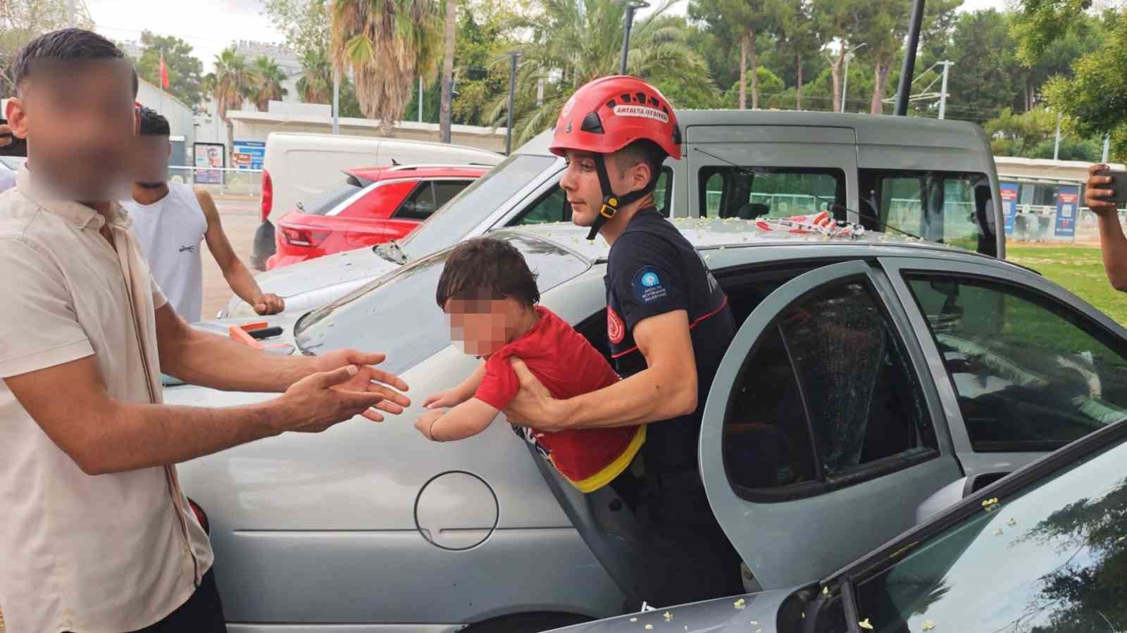 Antalya'da otomobilde kilitli kalan çocuğu itfaiye kurtardı