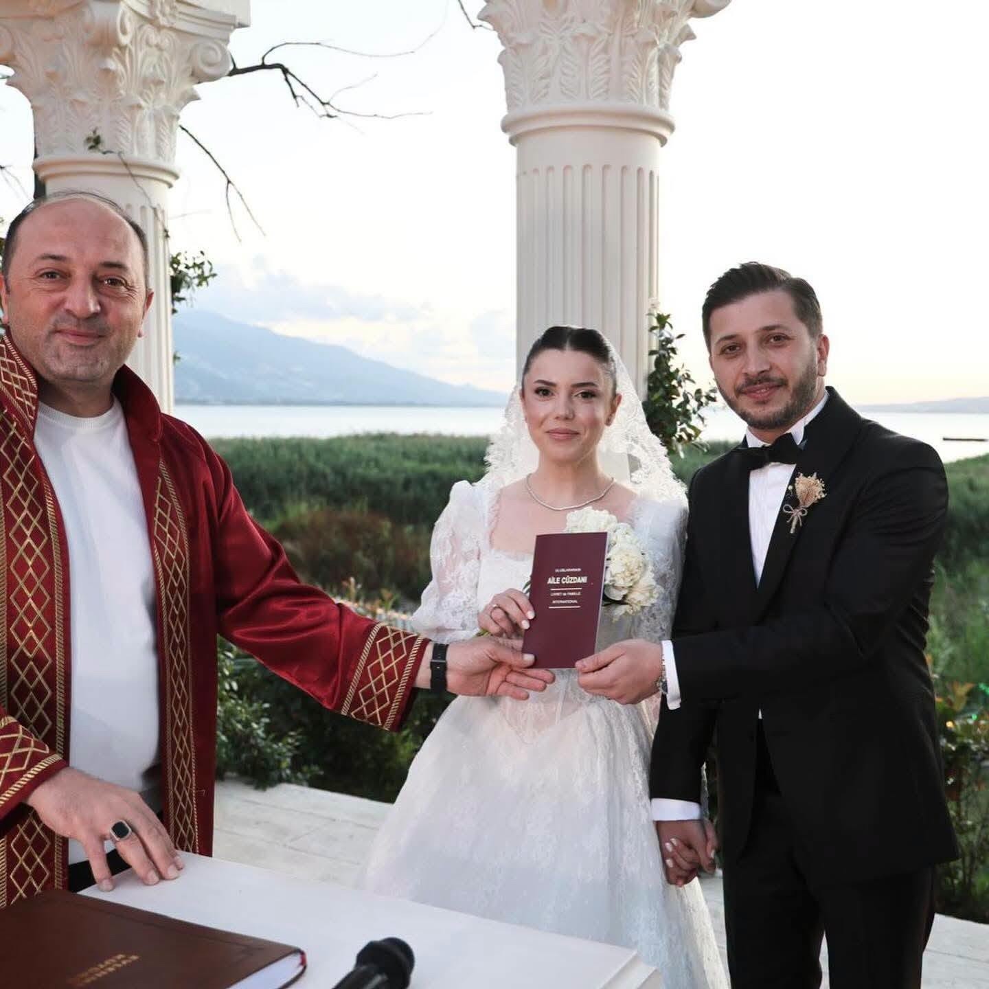 ÇİFTİN NİKAHTAN KALAN FOTOĞRAFI