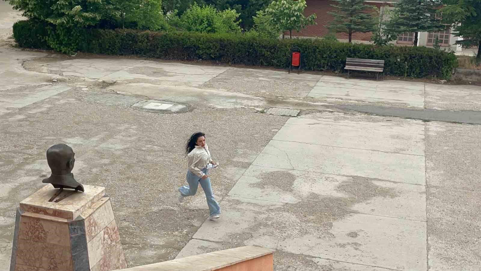 Kimliğini evde unutan adayın imdadına polis yetişti