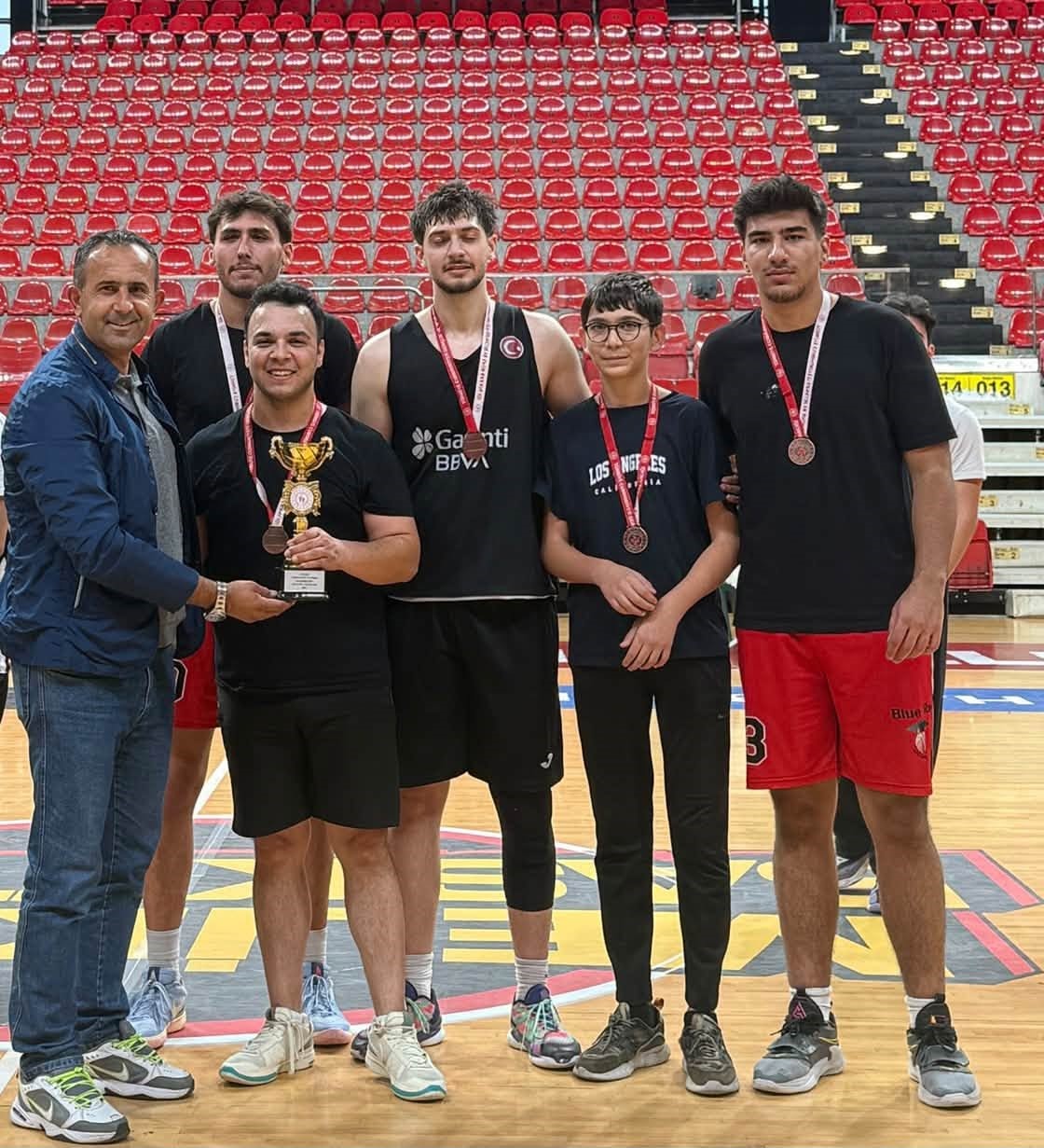 KAYSERİ’DE CUMHURİYET’İN 103’ÜNCÜ KURULUŞ YIL DÖNÜMÜ KUTLAMALARI KAPSAMINDA DÜZENLENEN 29 EKİM CUMHURİYET KUPASI 3X3 BASKETBOL MÜSABAKALARI, ÇEKİŞMELİ KARŞILAŞMALARIN ARDINDAN SONA ERDİ. TURNUVADA 12 TAKIM ŞAMPİYONLUK İÇİN MÜCADELE ETTİ.