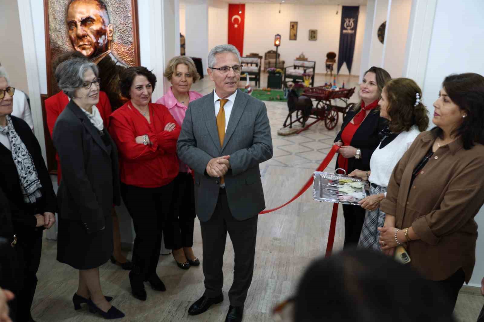 NAZİLLİ BELEDİYESİ EL SANATLARI ATÖLYESİ KURSİYERLERİNİN HAZIRLADIĞI “CUMHURİYETİN IŞIĞINDA” EL SANATLARI SERGİSİ, LÜTFİ SELEK KÜLTÜR MERKEZİ’NDE AÇILDI. EL EMEĞİ ESERLERİN YER ALDIĞI SERGİ, 13 KASIM’A KADAR ZİYARET EDİLEBİLECEK.