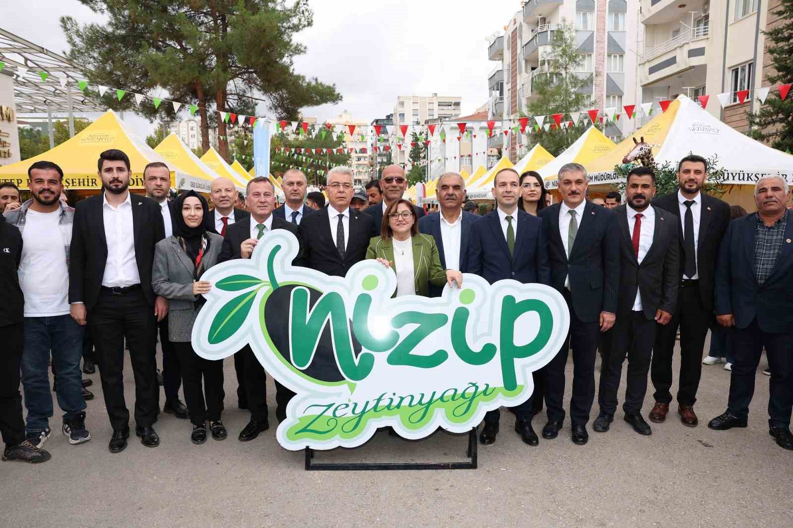 GAZİANTEP BÜYÜKŞEHİR BELEDİYE BAŞKANI FATMA ŞAHİN, NİZİP’İN İLÇE OLUŞUNUN 100. YIL DÖNÜMÜ COŞKUSUYLA BİRLEŞEN 3. NİZİP ZEYTİN FESTİVALİ'NDE YAPTIĞI KONUŞMADA, İLÇEYE KAZANDIRILACAK YENİ PROJELERİN MÜJDESİNİ VEREREK, "BİZ NİZİP İÇİN NE SÖZ VERDİYSEK YAPTIK, YAPMAYA DA DEVAM EDECEĞİZ. FISTIKÇILAR ÇARŞISI'NIN ARDINDAN ŞİMDİ DE NİZİP'E YAKIŞIR YENİ ZEYTİN VE FISTIK HALİNİ KURUYORUZ. SANAYİ VE TEKNOLOJİ BAKANLIĞIMIZIN ONAYIYLA NİZİP ÇAYI İÇİN DÜNYANIN EN BÜYÜK İKİNCİ ARITMA TESİSİNİ HAYATA GEÇİRİYORUZ" DEDİ.