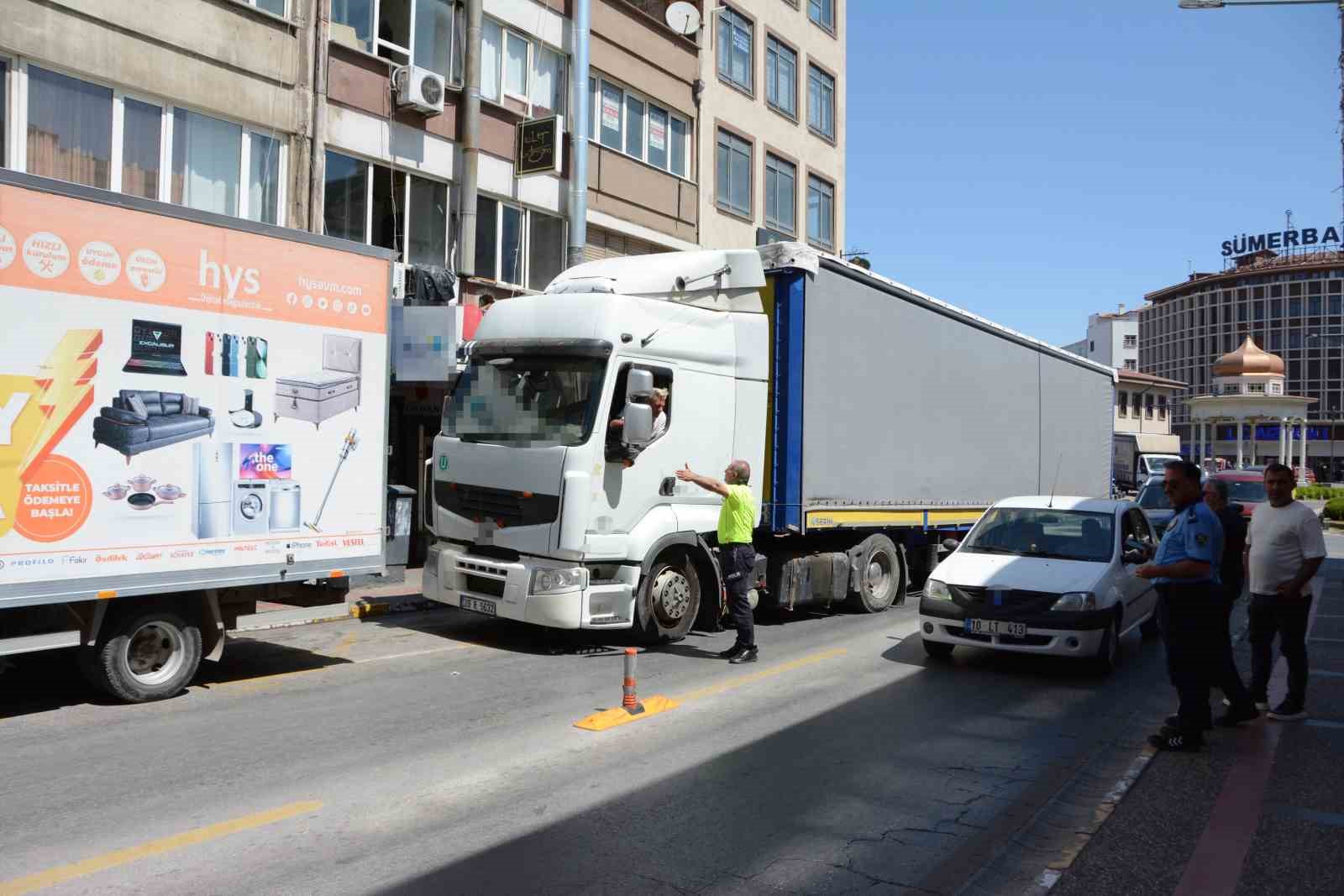 Balıkesir'de şehir merkezine giren tır trafiği felç etti