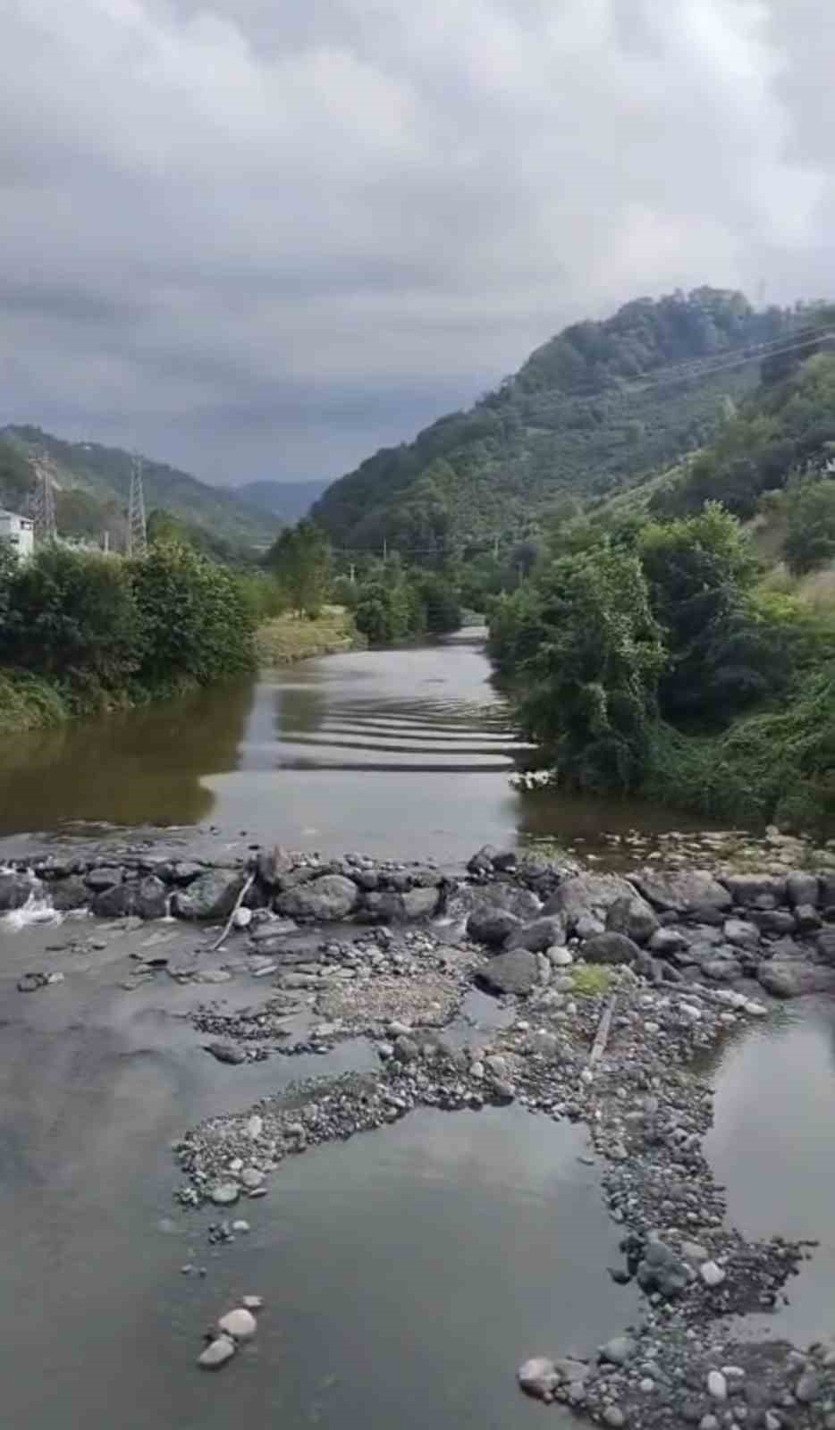 Giresun’da dün bir anne ile 2 kızının hayatını kaybettiği selin geliş anının yeni görüntüleri ortaya çıktı