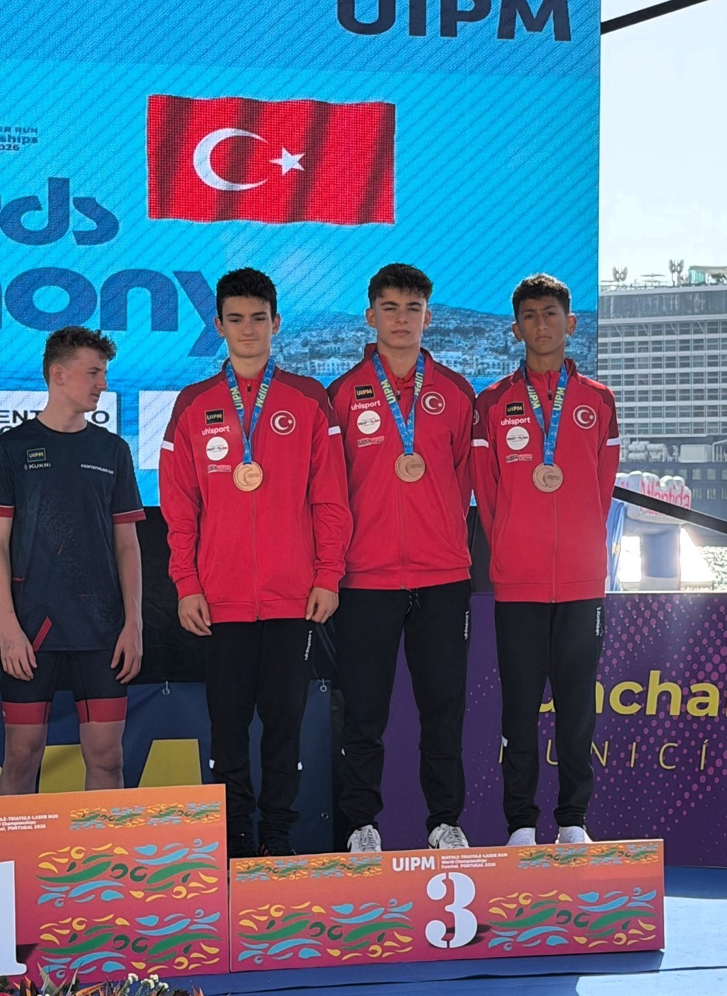 OSMANGAZİ BELEDİYESPOR’UN BAŞARILI SPORCULARI CEMRE CESUR, ELİF ECEM ÖZTÜRK VE ALİ EFE ÖDEN, AY-YILDIZLI FORMA İLE UIPM TRİATHLE DÜNYA ŞAMPİYONASI’NDA ELDE ETTİKLERİ DERECELERLE TÜRKİYE’YE BÜYÜK GURUR YAŞATTI.