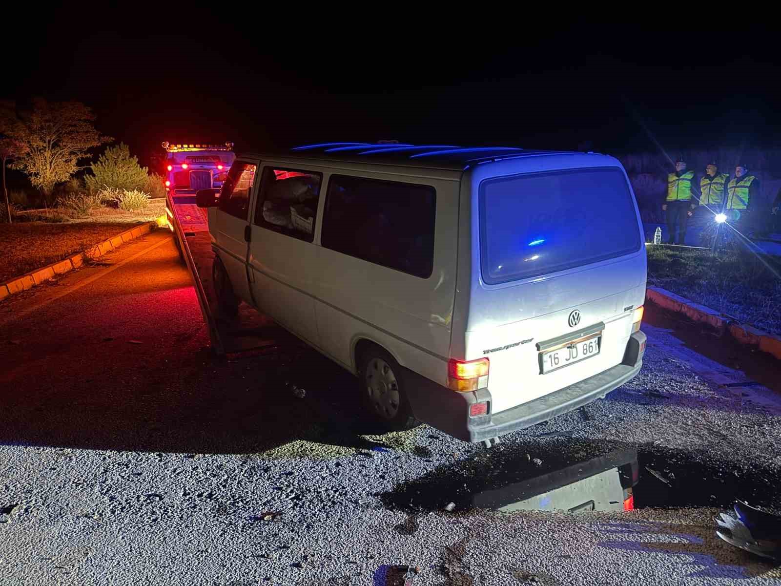 AFYONKARAHİSAR’IN EMİRDAĞ İLÇESİNDE TIR İLE KAMYONET ÇARPIŞMASI SONUCU MEYDANA GELEN TRAFİK KAZASINDA 1 KİŞİ YARALANIRKEN, KAZADA ARACIN DEVRİLMEMESİ İSE YAŞANABİLECEK BİR FACİANIN ÖNÜNÜ GEÇTİ.