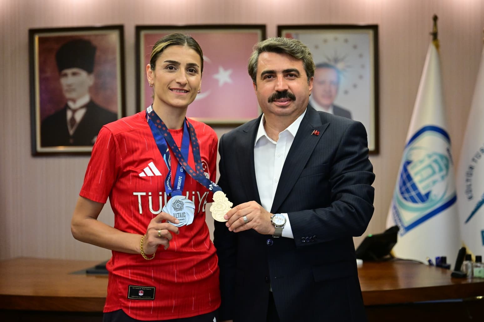 Milli tekvandocu Hatice Kübra İlgün, madalya sevincini yıldırım belediye başkanı oktay yılmaz'la paylaştı