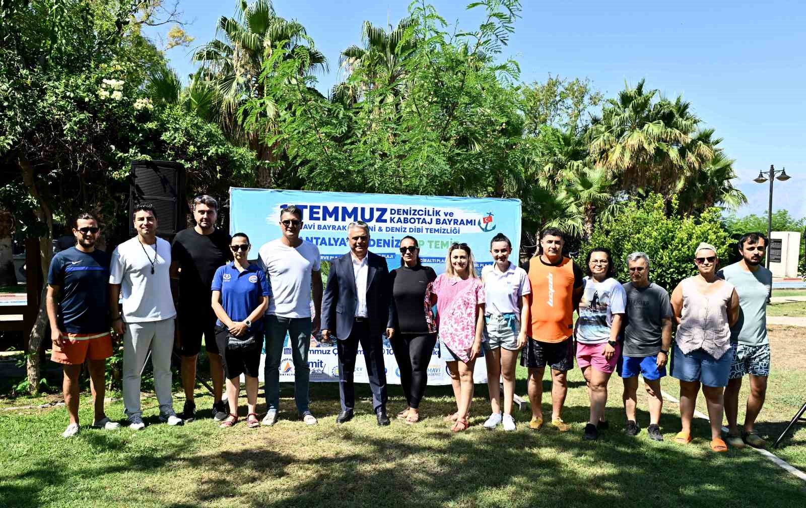 Antalya'da dip temizliğinde çok sayıda plastik ve teneke ambalaj atığı çıkarıldı