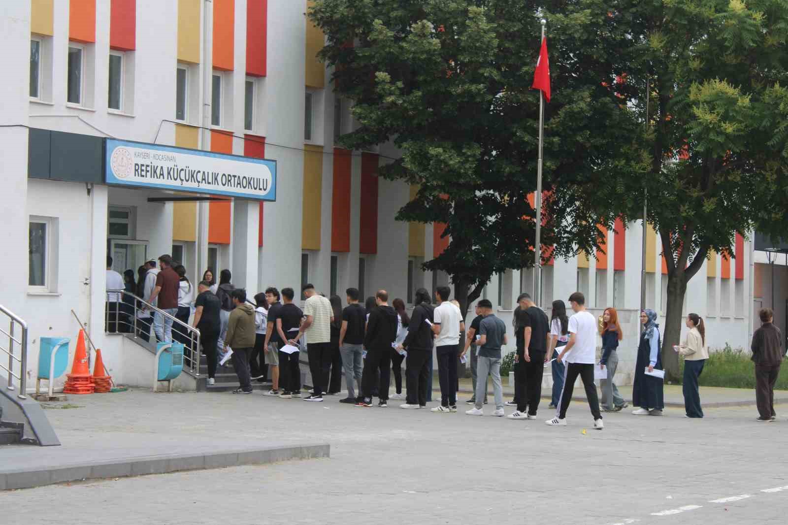 YKS’ye 2 dakika geç kalan genç gözyaşı döktü