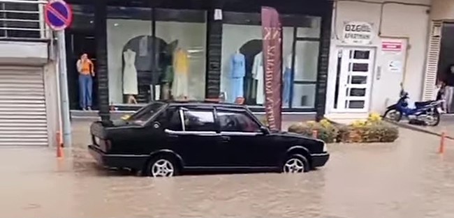 Tavşanlı'da sağanak hayatı olumsuz etkiledi