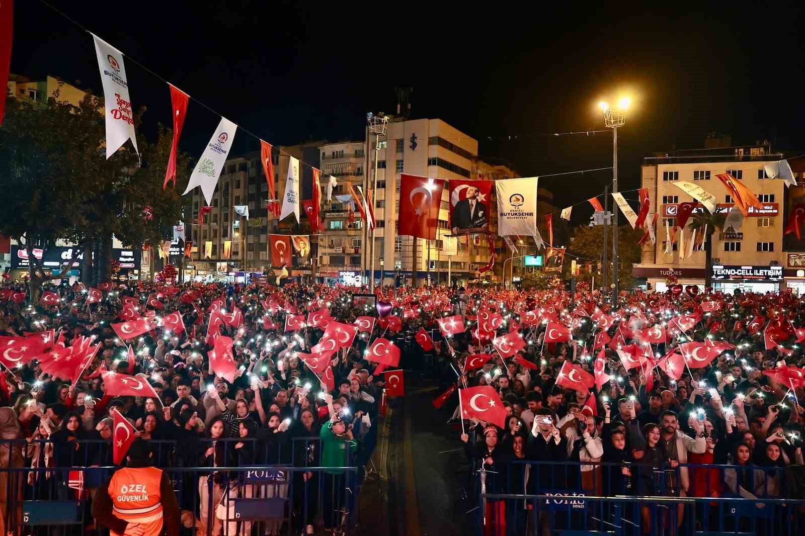 BİNLERCE DENİZLİLİ CUMHURİYET İÇİN YÜRÜDÜ DERYA ULUĞ KONSERİYLE 103. YIL COŞKUSU MEYDANLARA SIĞMADI