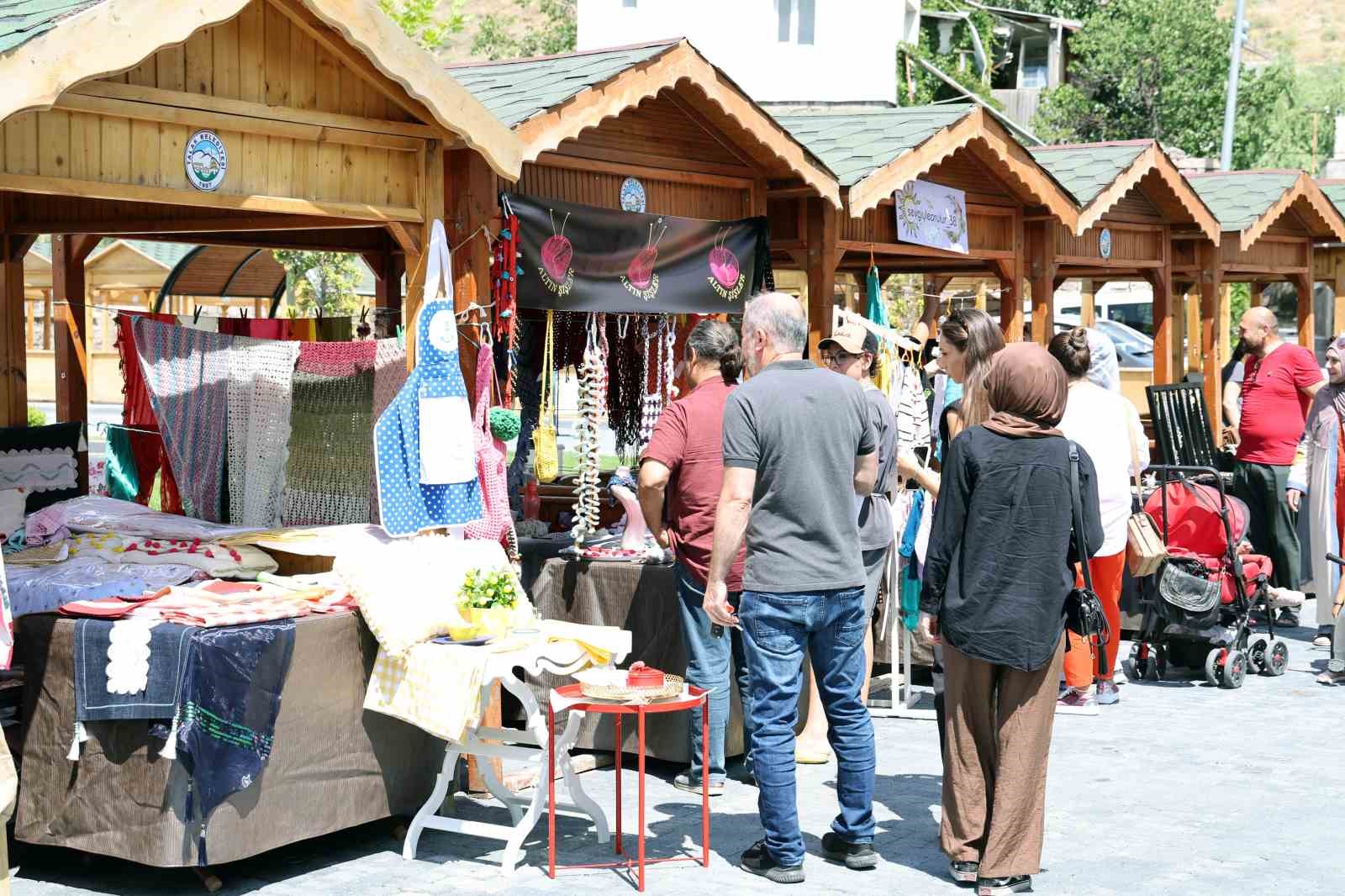 TALAS BELEDİYESİ’NİN KADIN GİRİŞİMCİLERE DESTEK AMACIYLA MAHARETLİ ELLER KADIN GİRİŞİMİ ÜRETİM VE İŞLETME KOOPERATİFİ İLE BİRLİKTE HAYATA GEÇİRDİĞİ ‘MAHARETLİ ELLER KADIN ÜRETİCİ PAZARI’, KASIM AYININ İLK PAZAR GÜNÜNDE MİSAFİRLERİNİ AĞIRLAMAYA HAZIRLANIYOR.