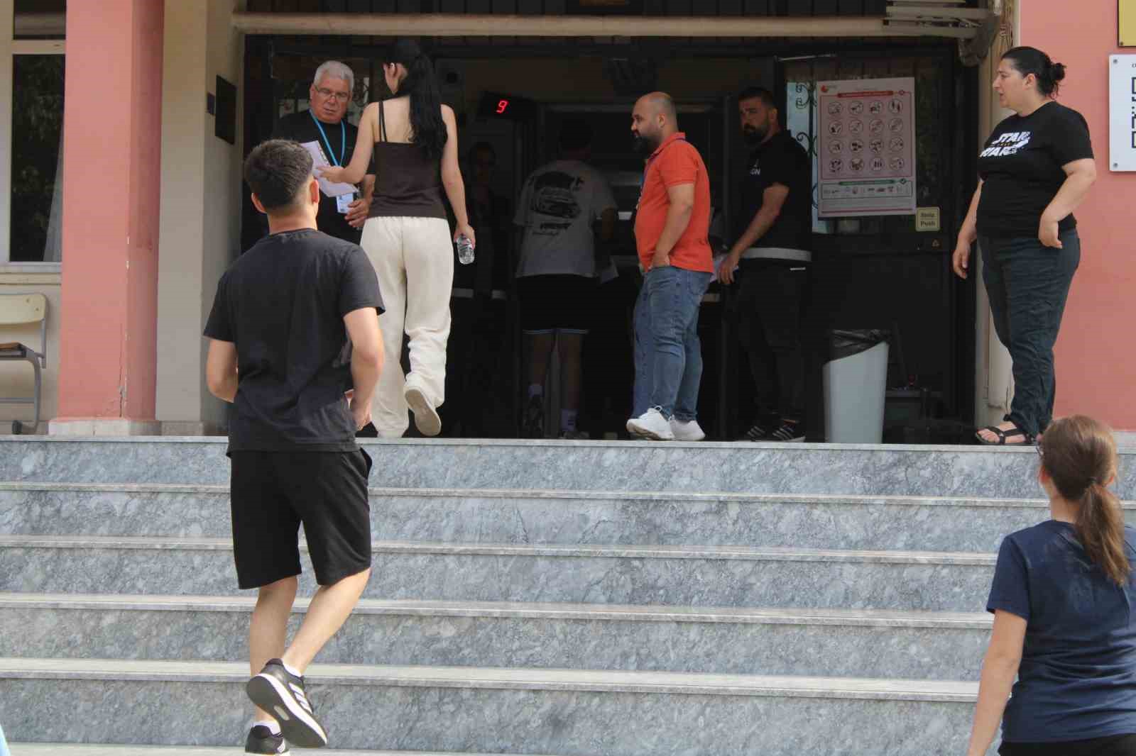 YKS maratonunda manzara değişmedi, geç kalanlar sınava alınmadı