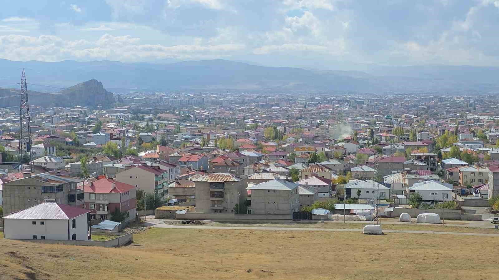 VAN'DA MEVSİMİN İLK KAR YAĞIŞIYLA BEYAZA BÜRÜNEN EREK DAĞI VE ARTOS DAĞI, VAN GÖLÜ'NÜN MAVİ SULARIYLA BİRLEŞİNCE ORTAYA KARTPOSTALLIK GÖRÜNTÜLER ÇIKTI.