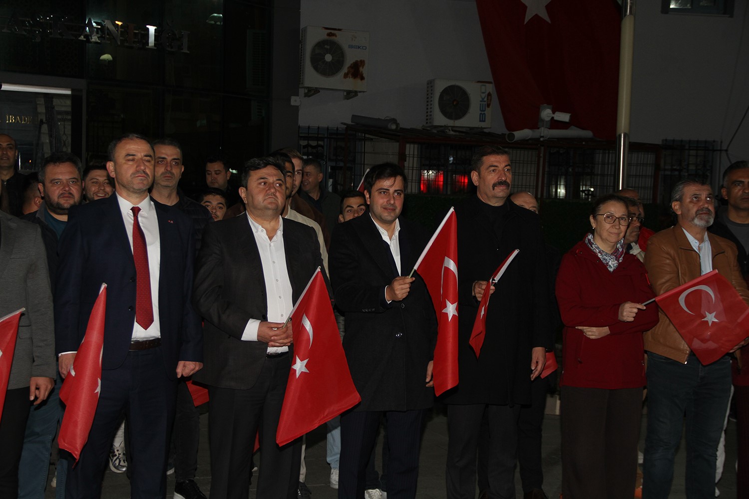MANİSA’NIN KULA İLÇESİNDE, 29 EKİM CUMHURİYET BAYRAMI KUTLAMALARI KAPSAMINDA DÜZENLENEN FENER ALAYI VE YAREN GÖSTERİLERİ, VATANDAŞLARIN YOĞUN KATILIMIYLA GERÇEKLEŞTİRİLDİ.