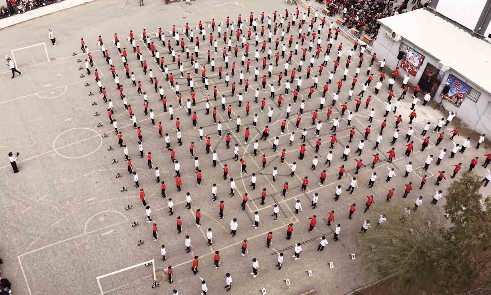 İZMİR’İN BUCA İLÇESİNDE BULUNAN DİRAYET SÜREN İLKOKULU, CUMHURİYETİN KURULUŞUNUN 103’ÜNCÜ YIL DÖNÜMÜNÜ 400 ÖĞRENCİNİN KATILIMIYLA HAZIRLANAN ÖZEL BİR GÖSTERİYLE KUTLADI.