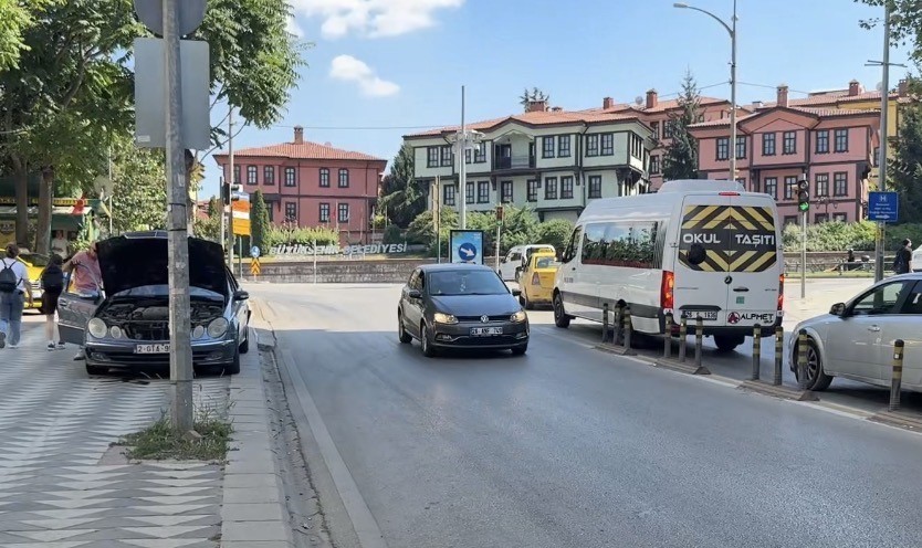 Eskişehir’de yola sızan motor yağı sürücülere zor anlar yaşattı!