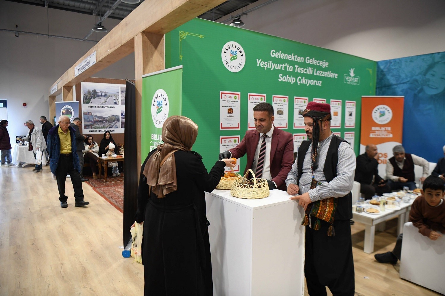 YEŞİLYURT BELEDİYESİNİN TANITIM STANDI İSTANBUL’DA YOĞUN İLGİ GÖRÜYOR