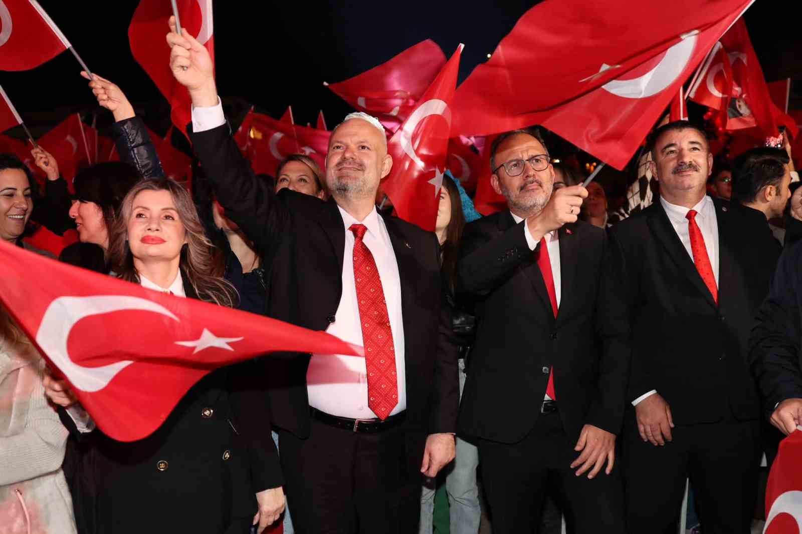 VATANDAŞLARIN AY YILDIZLI BAYRAKLARLA BİR ARAYA GELDİĞİ PROGRAMA, ÖNCEKİ DÖNEM GENÇLİK VE SPOR BAKANI, İZMİR MİLLETVEKİLİ DR. MEHMET KASAPOĞLU, MENEMEN KAYMAKAMI VEDAT YILMAZ, SİYASİ PARTİ BAŞKAN VE YÖNETİCİLERİ, STK VE KAMU KURUM VE KURULUŞLARININ YÖNETİCİLERİ DE KATILDI.