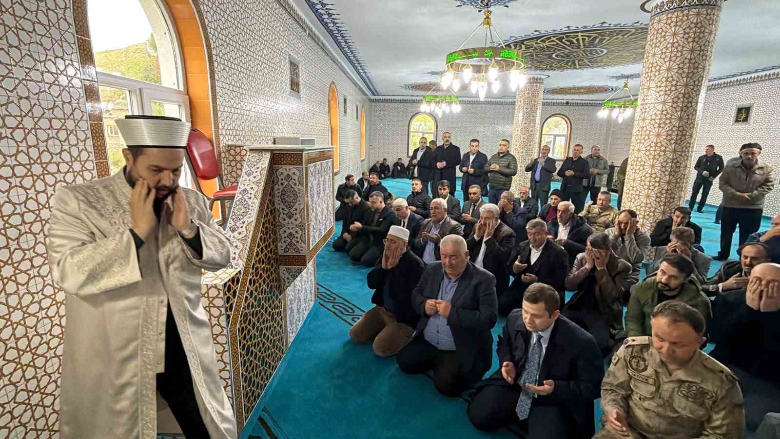 BİTLİS’İN TATVAN İLÇESİNE BAĞLI KIRKBULAK KÖYÜNDE, HAYIRSEVERLERİN DESTEĞİYLE YAPIMI TAMAMLANAN CAMİ DÜZENLENEN TÖRENLE İBADETE AÇILDI.