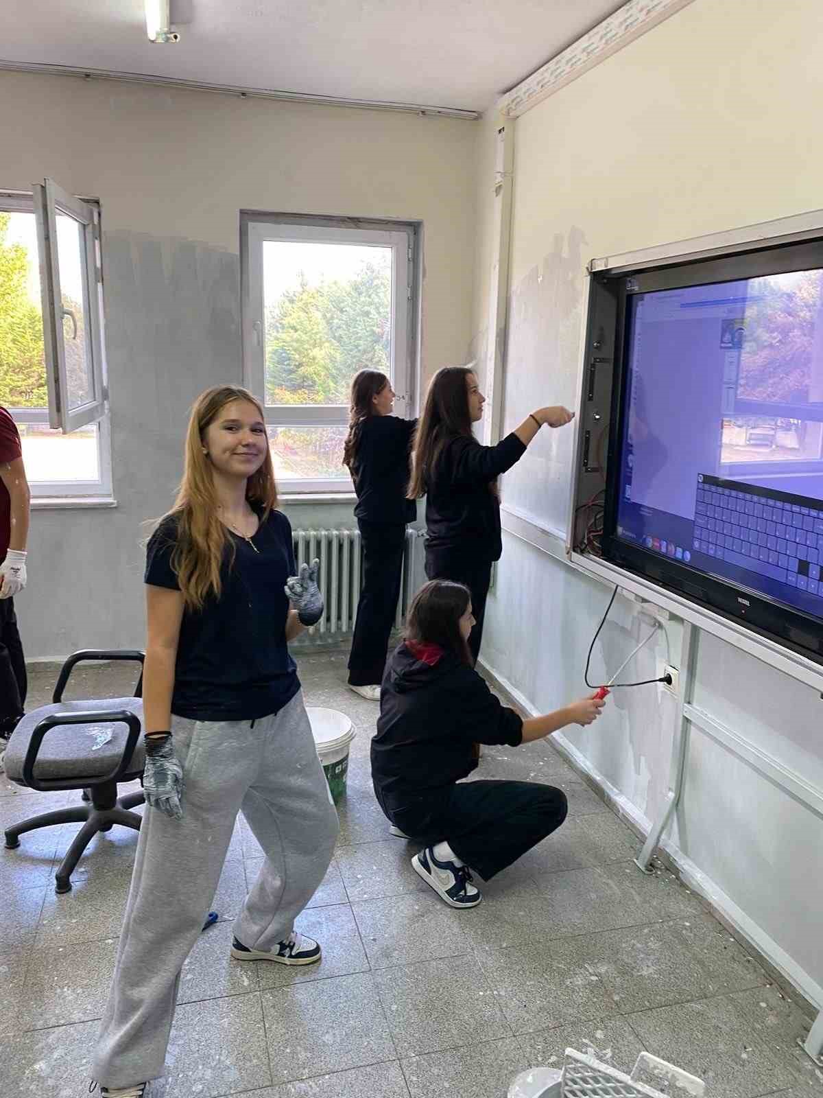 ÖĞRENCİLER SINIFLARINI KENDİ ELLERİYLE BOYADILAR