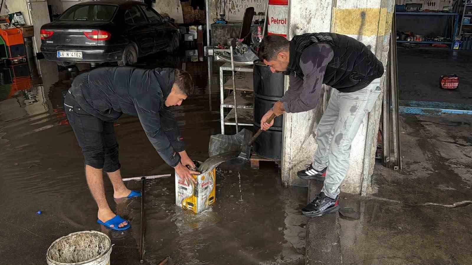 DİYARBAKIR'DA SABAH SAATLERİNDE ETKİLİ OLAN SAĞANAKTA YAĞMUR SUYU SANAYİ SİTESİNDEKİ DÜKKANLARA TAŞTI.