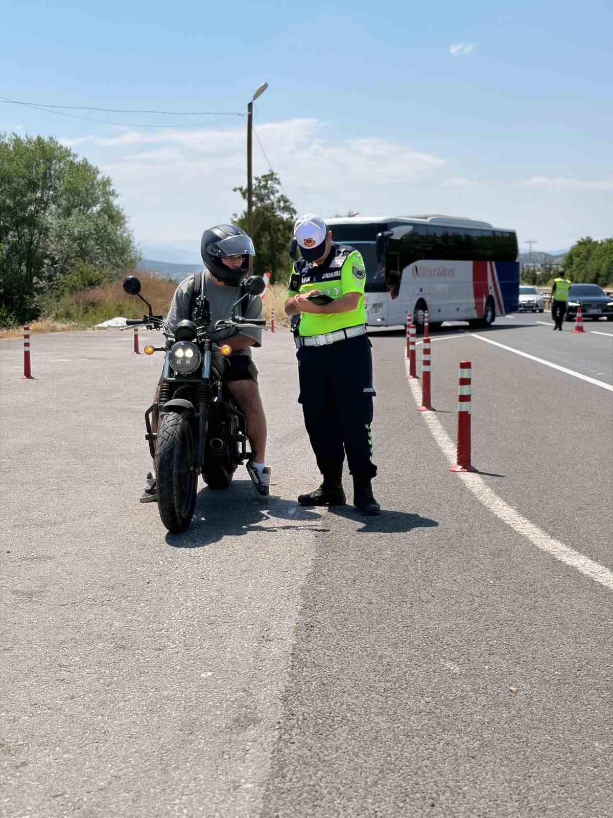 Bilecik'te motosiklet sürücülerine güvenli sürüş eğitimi